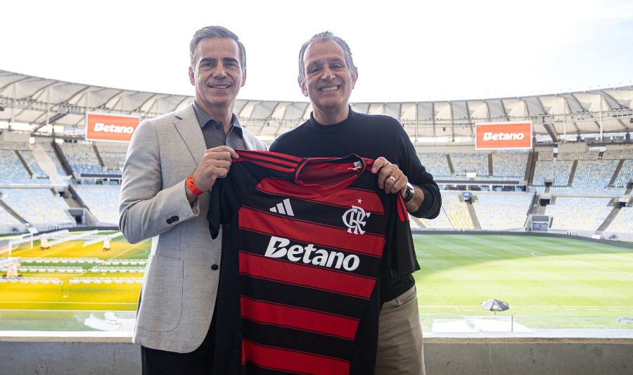 Από αριστερά: Παύλος Κανελλόπουλος, CFO της Kaizen Gaming, με τον Luis Eduardo Baptista, Πρόεδρο της Clube de Regatas do Flamengo, στο Στάδιο Μαρακανά