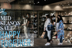 Ανοικτά την Κυριακή (8/5) τα καταστήματα, ενδιάμεσες εκπτώσεις