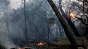 Αναζωπυρώθηκε η φωτιά στη Βαρυμπόμπη - Μήνυμα του 112 για απομάκρυνση των κατοίκων