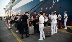 Πειραιάς: Κορυφώνεται η έξοδος των αδειούχων του Αυγούστου