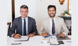 Ο Γενικός Γραμματέας Διεθνών Οικονομικών Σχέσεων και Εξωστρέφειας του Υπουργείου Εξωτερικών και Πρόεδρος της Enterprise Greece, κ. Δημήτριος Σκάλκος και ο Πρόεδρος του Hellenic–ASEAN Business Council (HABC), κ. Νικόλαος Στασινόπουλος, στην υπογραφή του Μνημονίου Συνεργασίας