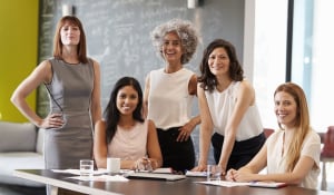 Περισσότερες γυναίκες επιχειρηματίες αλλά χαμηλή εκπροσώπηση σε τεχνολογία και πολιτική