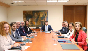 Σκρέκας προς ΣΕΒΤ: Η βιομηχανία τροφίμων να στηρίξει "μόνιμη μείωση τιμής" σε σημαντικά προϊόντα