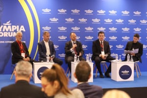 Αντώνης Γρηγορόπουλος, Πρόεδρος, Πανελλήνια Ένωση Ιδιοκτητών Ραδιοφωνικών Σταθμών - Σπύρος Καμπιώτης, Αντιπρόεδρος, Ένωση Ενημερωτικών Τηλεοράσεων, Ε.Ε.Τ.Ε.Π. - Γιώργος Μιχαλόπουλος, Πρόεδρος ΣΗΠΕ, Σύνδεσμος Ημερήσιων Περιφερειακών Εφημερίδων - Δημήτρης Κιρμικίρογλου, Γενικός Γραμματέας Επικοινωνίας και Ενημέρωσης, Προεδρία της Κυβέρνησης - Διονύσης Βαρουξής, Εκδότης Εφημερίδας “ΠΑΤΡΙΣ”