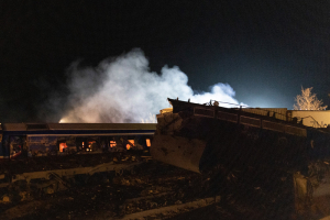 Σύγκρουση τρένων στα Τέμπη:  Εικόνες χάους περιγράφουν διασωθέντες από το τραγικό δυστύχημα