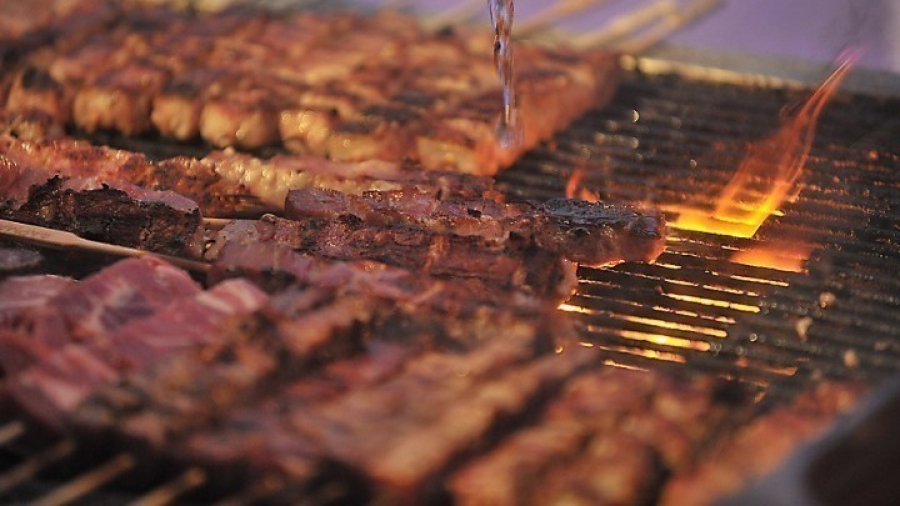 Τσικνοπέμπτη, το αγαπημένο «μαύρο πρόβατο» της Αποκριάς