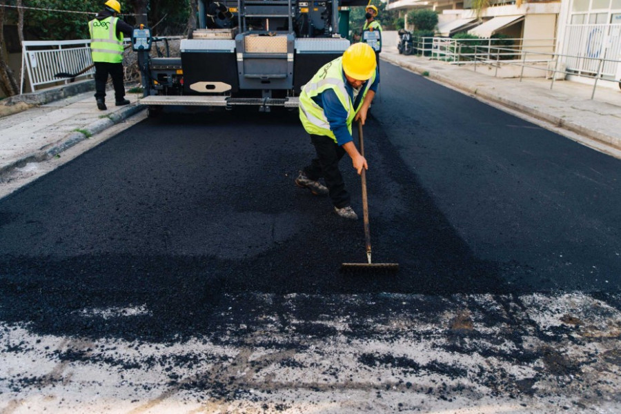 Ασφαλτοστρώθηκαν οι πρώτοι 78 δρόμοι στις γειτονιές της Αθήνας