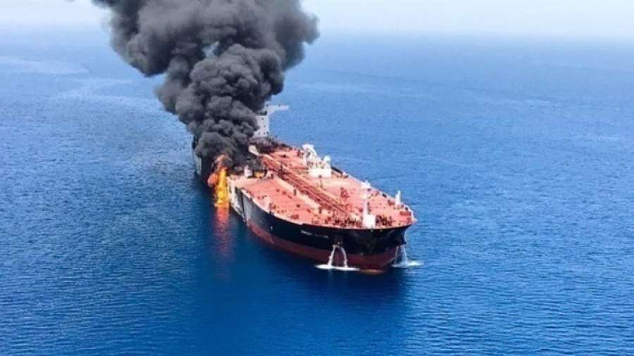 Δεξαμενόπλοιο στις φλόγες έπειτα από πλήγμα κοντά στα Στενά του Ορμούζ