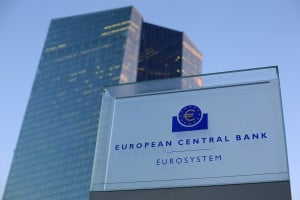 Bloomberg: H EKT επεκτείνει εννέα μήνες το μέτρο κεφαλαιακής χαλάρωσης των τραπεζών