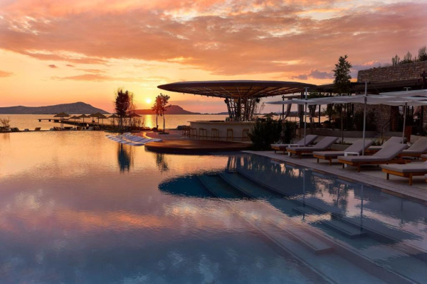 Το W Costa Navarino στα κορυφαία resorts παγκοσμίως
