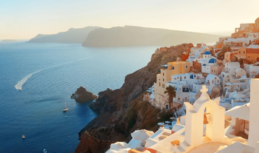 Διαφημιστικός πυρετός στη Σαντορίνη