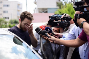 Σύζυγος Καρολάιν: Δεν έχω δύναμη να ασχοληθώ με σχόλια και υπόνοιες