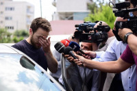 Σύζυγος Καρολάιν: Δεν έχω δύναμη να ασχοληθώ με σχόλια και υπόνοιες