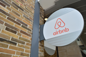 Ιταλία: H δικαιοσύνη αποφάσισε κατάσχεση 779 εκατομμυρίων ευρώ από την Airbnb