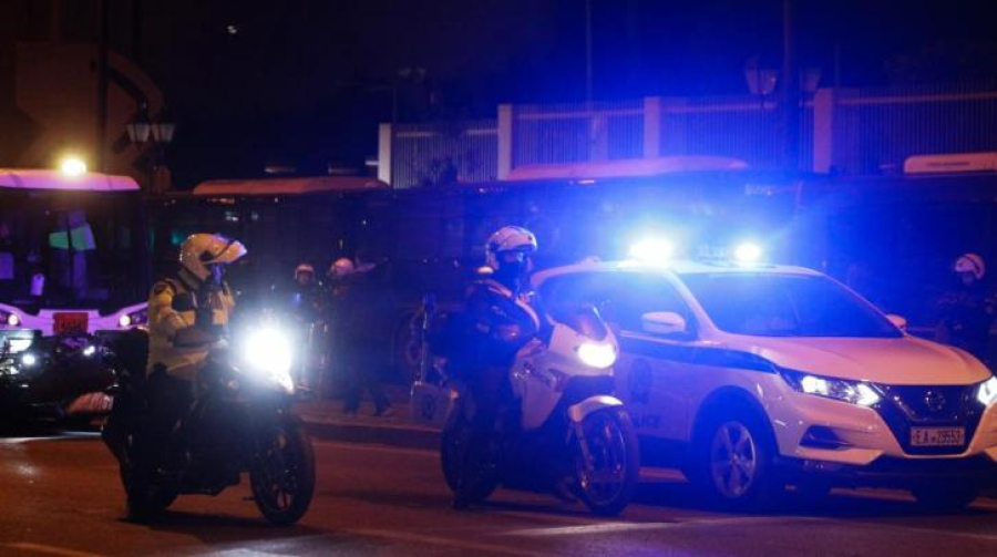 Ένταση και επεισόδια στην Θήβα - Στους δρόμους οι Ρομά για τον θάνατο 17χρονου