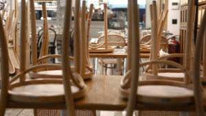 Λοιμωξιολόγοι: «Πράσινο φως» για επέκταση ωραρίου και μουσική στην εστίαση