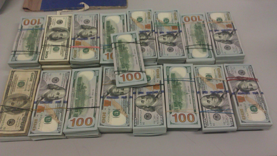 ΑΑΔΕ: Επιβάτης έκρυβε στη βαλίτσα του 850.000 ευρώ