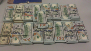 ΑΑΔΕ: Επιβάτης έκρυβε στη βαλίτσα του 850.000 ευρώ