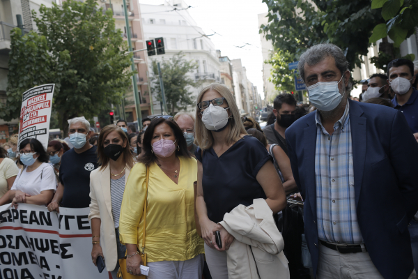 Διαμαρτυρία ΠΟΕΔΗΝ έξω από το υπ. Υγείας για την αναστολή καθηκόντων ανεμβολίαστων υγειονομικών