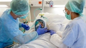 Κορονοϊός: Λιγότερες οι νοσηλείες από την Όμικρον, σε σχέση με τη Δέλτα