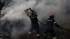 Φωτιά στην Εύβοια: Τρεις ενεργές εστίες - Μάχη από πυροσβέστες, εθελοντές και κατοίκους