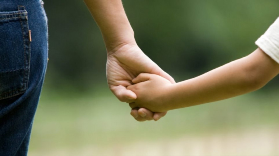 Eurostat: To 14% των νοικοκυριών με παιδιά στην ΕΕ είναι μονογονεϊκά, έναντι 9% στην Ελλάδα