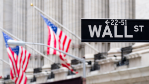 Wall Street: Απώλειες 800 μονάδων για τον Dow Jones