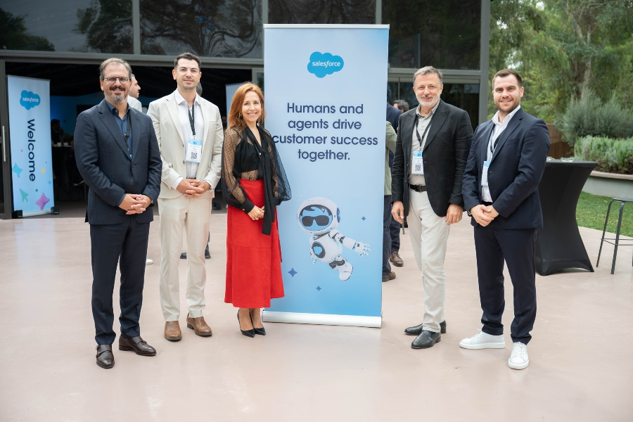 Από αριστερά τα στελέχη της Salesforce: Sinan Erkiner, Regional Vice President για περιοχή MMEA, Ozgur Kavasoglu, Regional Sales Director, Αna Alonso Muñumer, Senior Vice President Sale s- Growth Markets, Hrvoje Supic, Area Vice President Growth Markets, Europe, Middle East and Africa (EMEA), και Μάριος Παπαγεωργίου, Enterprise Account Director EMEA Growth Markets Mediterranean Region