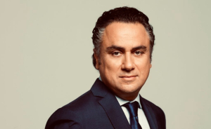 Επιστρέφει στο ΣΚΑΪ ο Νίκος Φιλιππίδης