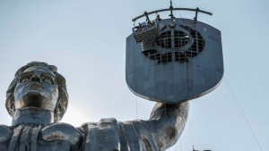 Ουκρανία: Ξηλώθηκε το σφυροδρέπανο από το μνημείο της Μητέρας Πατρίδας στο Κίεβο