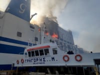 Συνεχίζεται η κατάσβεση της φωτιάς στο Euroferry Olympia