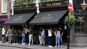 Βρετανία: Ανοίγουν και πάλι οι παμπς χωρίς περιορισμούς