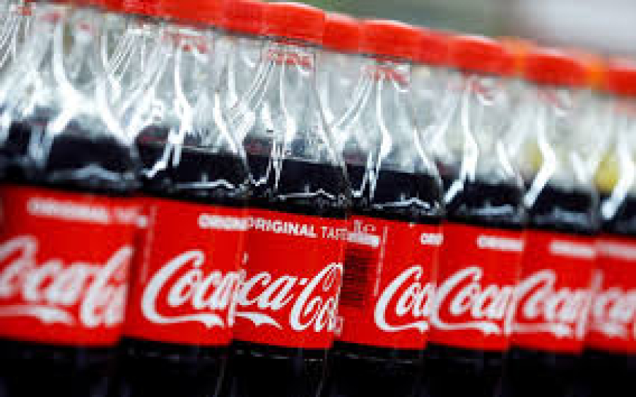 Coca-Cola Τρία Έψιλον: Υιοθετεί μη αποσπώμενα καπάκια στις συσκευασίες των προϊόντων της