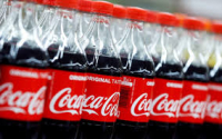 Coca-Cola Τρία Έψιλον: Υιοθετεί μη αποσπώμενα καπάκια στις συσκευασίες των προϊόντων της