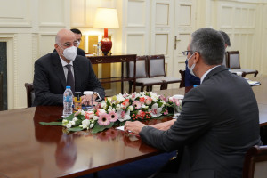 Συνάντηση με τον Τούρκο πρέσβη στην Αθήνα Burak Özügergin πραγματοποίησε ο Νίκος Δένδιας