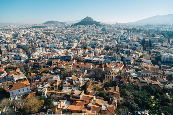 Δήμος Αθηναίων: Δωρεάν στέγαση για 200 οικογένειες από τις σεισμόπληκτες Κυκλάδες σε συνεργασία με την Airbnb.org