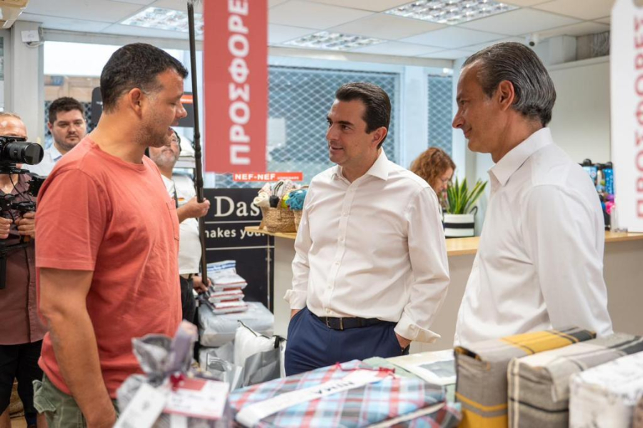Επίσκεψη Σκρέκα στην αγορά: "Εντονο αγοραστικό ενδιαφέρον την πρώτη ημέρα εκπτώσεων"