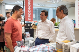 Επίσκεψη Σκρέκα στην αγορά: "Εντονο αγοραστικό ενδιαφέρον την πρώτη ημέρα εκπτώσεων"