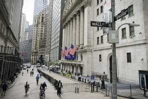 Wall Street: Ένας ασταθής μήνας έκλεισε με κέρδη στην τελευταία μέρα