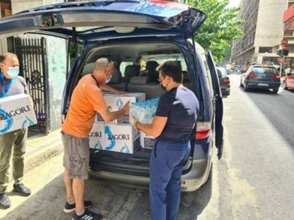 Δωρεά πόσιμου νερού για άστεγους ανθρώπους χρήστες ψυχοδραστικών ουσιών