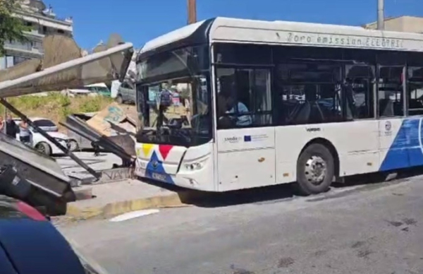 Θεσσαλονίκη: Λεωφορείο έπεσε πάνω σε στάση στη Νεάπολη - Τέσσερις τραυματίες