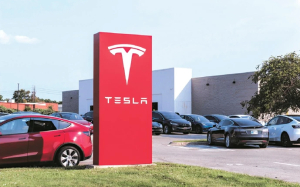 Tesla: Μειώθηκε στο μισό το κόστος leasing στη Βρετανία μέσα σε έναν χρόνο