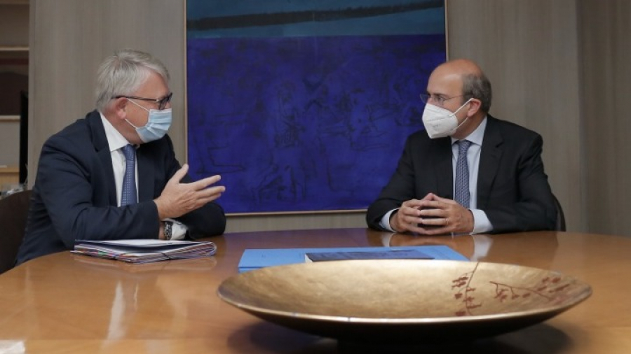 Κοινωνικά προγράμματα και ανεργία των νέων στο επίκεντρο της συνάντησης Χατζηδάκη - Σμιτ