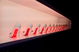 Η ΕΕ δικαιώνει την Amazon για τα «μαϊμού» παπούτσια της Louboutin