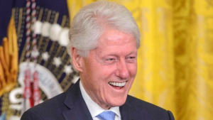 ΗΠΑ: Το υπουργείο Δικαιοσύνης "θα ερευνήσει" τους φερόμενους δεσμούς του Έπσταϊν με Κλίντον και JPMorgan