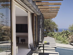 SWOT Hospitality: Άνοιξε το Magma Resort Santorini, το πρώτο θέρετρο με το εμπορικό σήμα της Hyatt στα νησιά