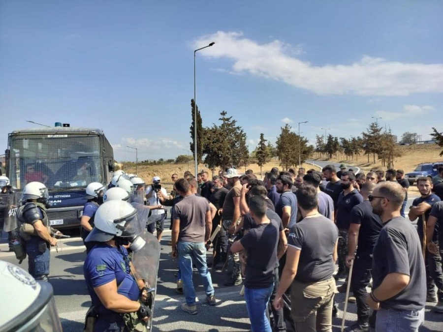Ηράκλειο: Οι αγροκτηνοτρόφοι έκλεισαν τον ΒΟΑΚ στο ύψος του Αεροδρομίου "Ν.Καζαντζακης"