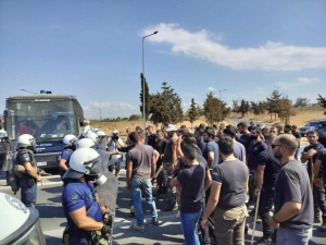 Ηράκλειο: Οι αγροκτηνοτρόφοι έκλεισαν τον ΒΟΑΚ στο ύψος του Αεροδρομίου "Ν.Καζαντζακης"