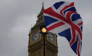Βρετανία: Κατά σχεδόν 50% μειώθηκε η καθαρή μετανάστευση το 2024