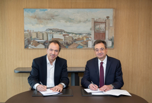 Ο Πρόεδρος του Διοικητικού Συμβουλίου και Γενικός Διευθυντής του ΕΚ Αθηνά, κ. Γιάννης Εμίρης (αριστερά) και ο Διευθύνων Σύμβουλος της Eurobank, κ. Φωκίων Καραβίας (δεξιά)